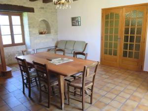 O zonă de relaxare la Holiday Home La Bergerie de Durand by Interhome