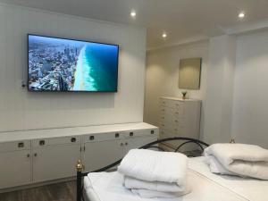 Кровать или кровати в номере NYRENOVERAD LÄGENHET med egen ingång & nära havet