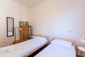 サンレモにあるVilla Center Sanremoのベッドが2つと鏡がある部屋