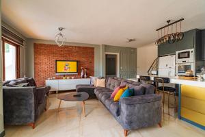 Kuchyň nebo kuchyňský kout v ubytování Özel Havuzlu ve Deniz Manzaralı 5 Odalı Villa