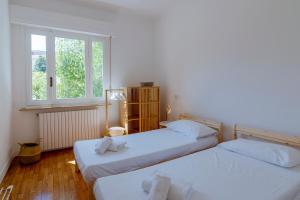 サンレモにあるVilla Center Sanremoの窓のある部屋にベッドが2つある