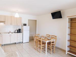 Η κουζίνα ή μικρή κουζίνα στο Apartment Club Benista T3 by Interhome