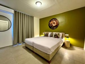 Imagen de la galería de # Blue Bay Beach - Ocean View Apartments - FULLY AIR CONDITIONED #, en Blue Bay 39 fotos más