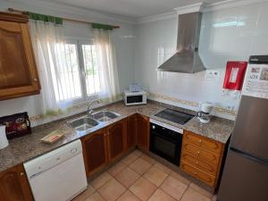 Kuchyňa alebo kuchynka v ubytovaní Holiday Home Comino by Interhome