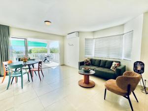 Imagen de la galería de # Blue Bay Beach - Ocean View Apartments - FULLY AIR CONDITIONED #, en Blue Bay