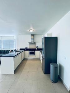 Imagen de la galería de # Blue Bay Beach - Ocean View Apartments - FULLY AIR CONDITIONED #, en Blue Bay