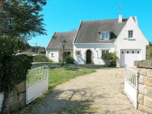 una casa bianca con un cancello e un vialetto di Holiday Home Stergann by Interhome a Mesquer