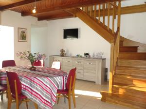 una sala da pranzo con un tavolo e una televisione di Holiday Home Chez Yvonne by Interhome a Pleubian