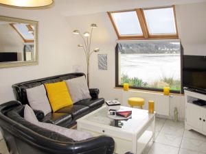 un salon avec un canapé et une table dans l'établissement Holiday Home Meeresblick by Interhome, à Kerouguel 31 autres photos