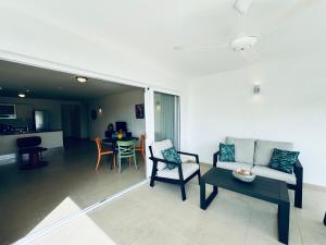 Imagen de la galería de # Blue Bay Beach - Ocean View Apartments - FULLY AIR CONDITIONED #, en Blue Bay