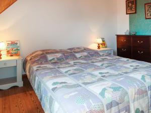 プルエスカにあるHoliday Home Ker Iliav by Interhomeのベッドルーム1室(ベッド1台、ナイトスタンド2つ、ランプ2つ付)