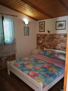 um quarto com uma cama com um edredão colorido em M&R apartmani Rovinj em Rovinj