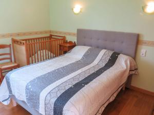 MontcabrierにあるHoliday Home Les Grèzes by Interhomeのベッドルーム1室(ベッド1台、ベビーベッド1台付)