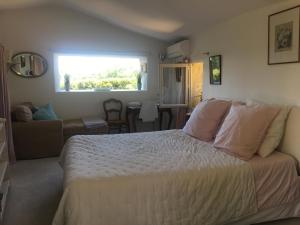 ein Schlafzimmer mit einem großen Bett und ein Wohnzimmer in der Unterkunft B&B Chambre de Julie Le Jardin in Vaison-la-Romaine