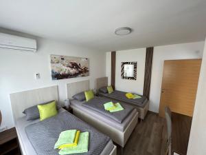 Postel nebo postele na pokoji v ubytování Apartmani Ana Vukovar