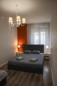 Un dormitorio con una cama con dos libros encima. en Strzelecka Old Town Apartament, en Gdansk