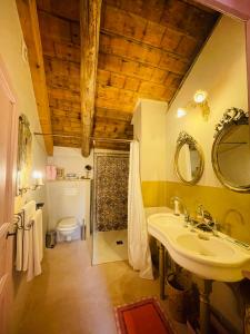 Et badeværelse på Le Petit Palais Hors Du Temps + 52 billeder