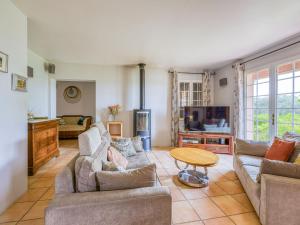 TV a/nebo společenská místnost v ubytování Holiday Home Le Chêne by Interhome