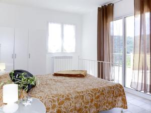 Una cama o camas en una habitación de Apartment Luca - PRE171 by Interhome