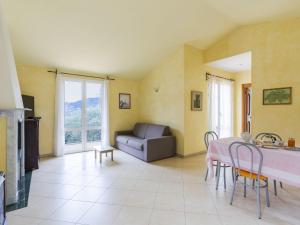 インペリアにあるApartment Costadoro by Interhomeのソファとテーブルのあるリビングルーム +20枚の写真