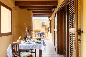 a dining room with a table with food on it at Sant'Antioco - Spazioso appartamento al centro in SantʼAntìoco