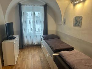 莱塔河畔布鲁克Paky Appartements 00314的有两张床和一扇窗户的房间