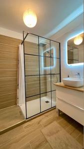 Bilik mandi di Beautiful place, quiet residence, close to beaches +17 gambar