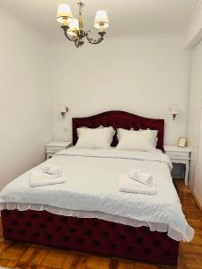 1 dormitorio con 1 cama grande y 2 toallas blancas. en Dream Rooms, en Hunedoara