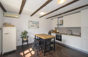 Cucina o angolo cottura di Peaceful Villa with Pool & Sauna, La Casa di Kyra