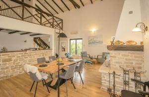 Area soggiorno di Peaceful Villa with Pool & Sauna, La Casa di Kyra