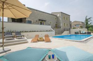 Piscina di Peaceful Villa with Pool & Sauna, La Casa di Kyra o nelle vicinanze