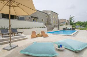 Piscina di Peaceful Villa with Pool & Sauna, La Casa di Kyra o nelle vicinanze