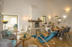 un soggiorno con camino, tavolo e sedie di Peaceful Villa with Pool & Sauna, La Casa di Kyra a Brajkovići
