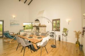 Area soggiorno di Peaceful Villa with Pool & Sauna, La Casa di Kyra