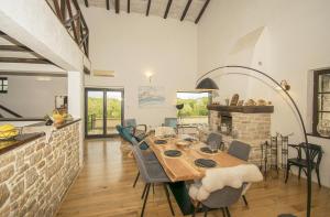 Area soggiorno di Peaceful Villa with Pool & Sauna, La Casa di Kyra