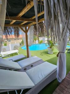 Bassein majutusasutuses Villa Ravens`s Paradise Azul või selle lähedal