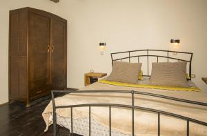 Letto o letti in una camera di Peaceful Villa with Pool & Sauna, La Casa di Kyra