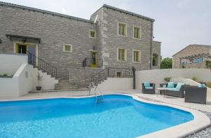 Piscina di Peaceful Villa with Pool & Sauna, La Casa di Kyra o nelle vicinanze
