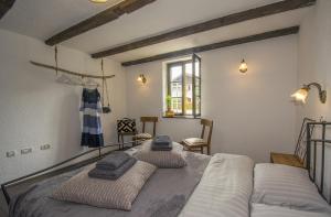 due letti singoli in una stanza con finestra di Peaceful Villa with Pool & Sauna, La Casa di Kyra a Brajkovići Altre 37 foto