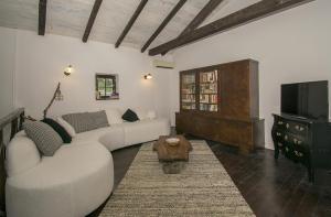 TV o dispositivi per l'intrattenimento presso Peaceful Villa with Pool & Sauna, La Casa di Kyra