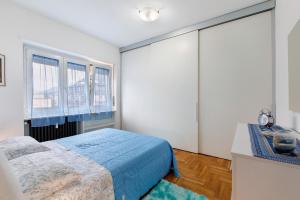 a bedroom with a bed and a window at Casa Rosa Aosta in Aosta