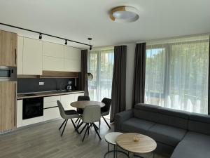 セインツ・コンスタンティン＆ヘレナにあるELINOR Apartments - 3のソファとテーブルのあるリビングルーム