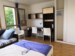 een woonkamer met een bed en een eetkamer bij Studio lumineux 10 min à La Défense 2 in Rueil-Malmaison +14 foto's