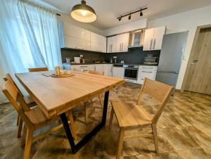 Kuchyňa alebo kuchynka v ubytovaní Rodinné apartmány Dobrné