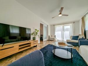 Televízia a/alebo spoločenská miestnosť v ubytovaní Rodinné apartmány Dobrné