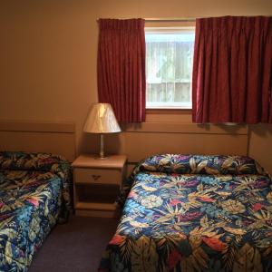 Postel nebo postele na pokoji v ubytování MacThrift Motor Inn
