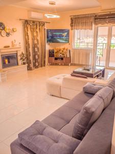 Гостиная зона в Villa Paris with Rooftop & Jacuzzi