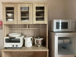a kitchen with a microwave oven and a microwave at コンドミニアム　アガサンクス in Kuki