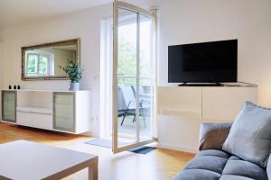 a living room with a couch and a mirror at Stilvolles Apartment in stadtnähe-Parkplatz- 4 Personen- Balkon in Wolfsburg