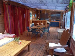 a patio with a table and chairs and a kitchen at Tiny House plein centre in Hourtin